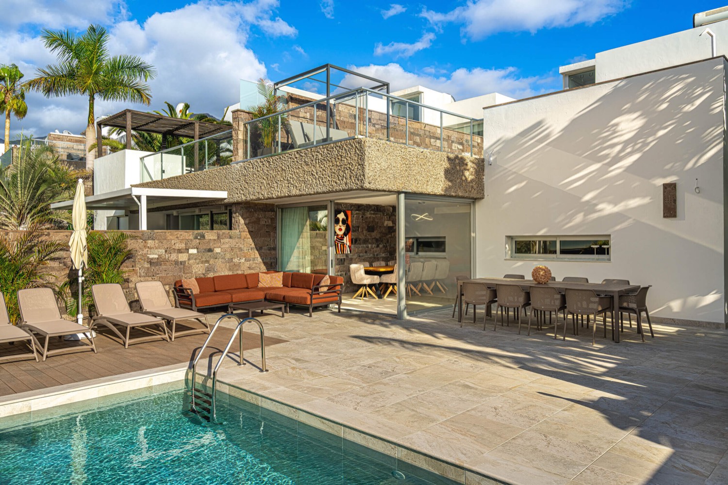 Exterior y terraza de la piscina de Villa 32