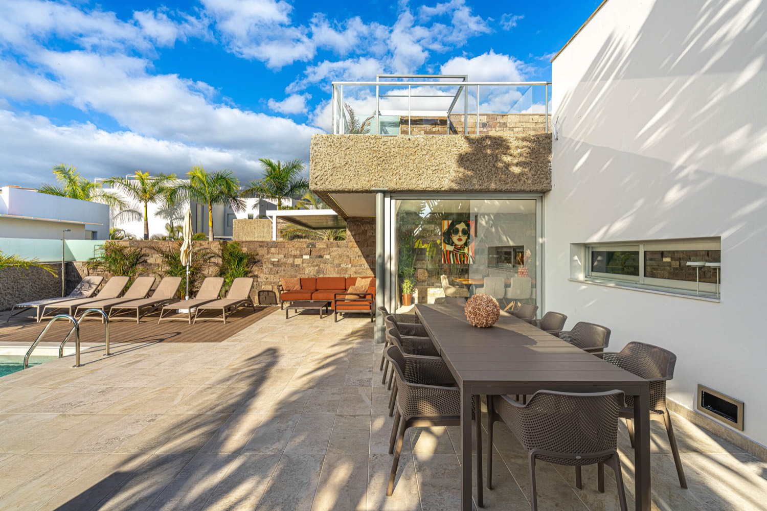 Exterior y terraza de la piscina de Villa 32