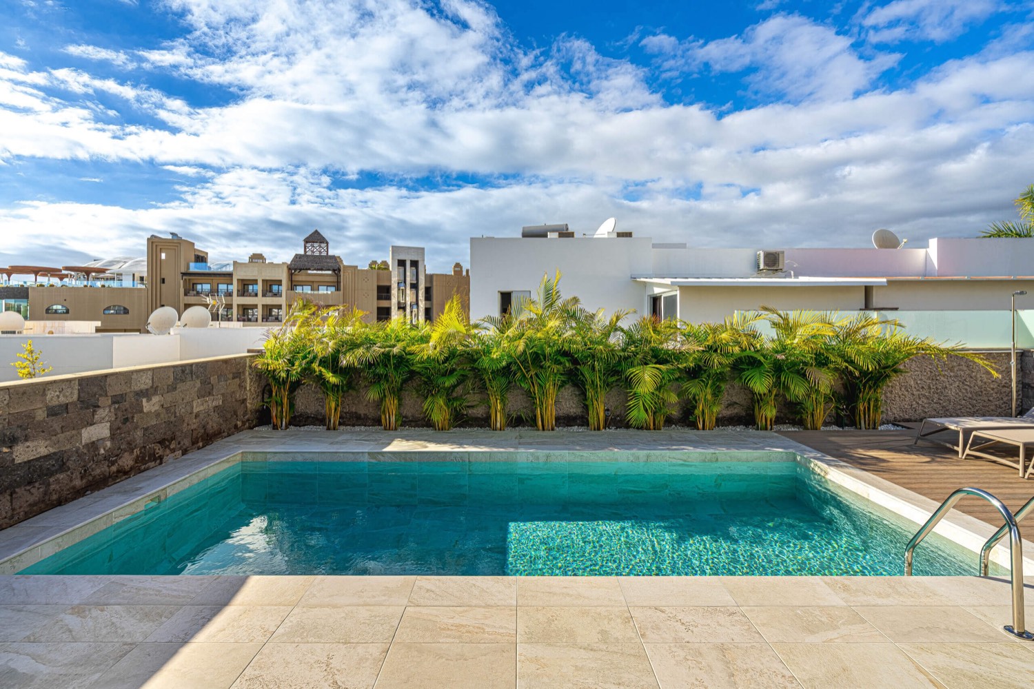 Piscina climatizada y solárium de Villa 32