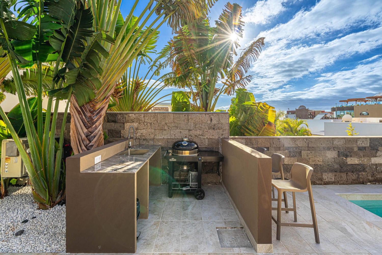 Zona de barbacoa junto a la piscina de Villa 32