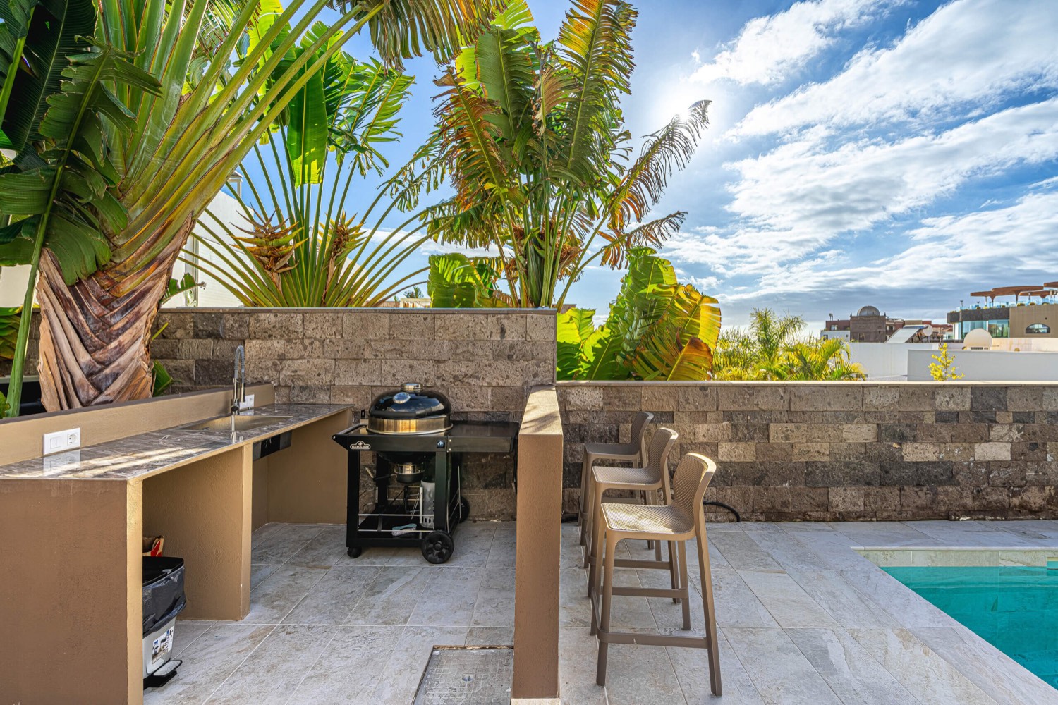 Cocina exterior y barbacoa de Villa 32