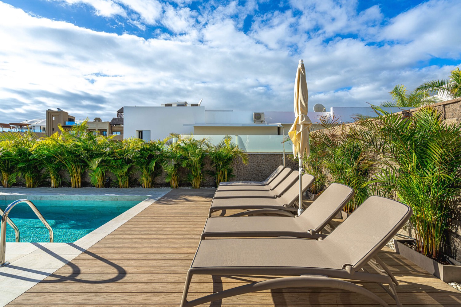 Piscina climatizada y solárium de Villa 32
