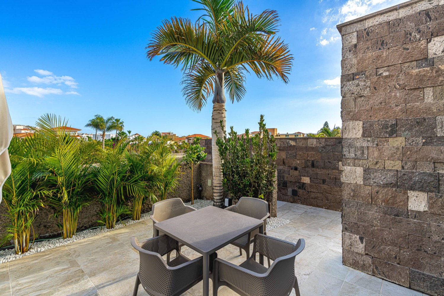Terraza privada con jardín de Villa 32