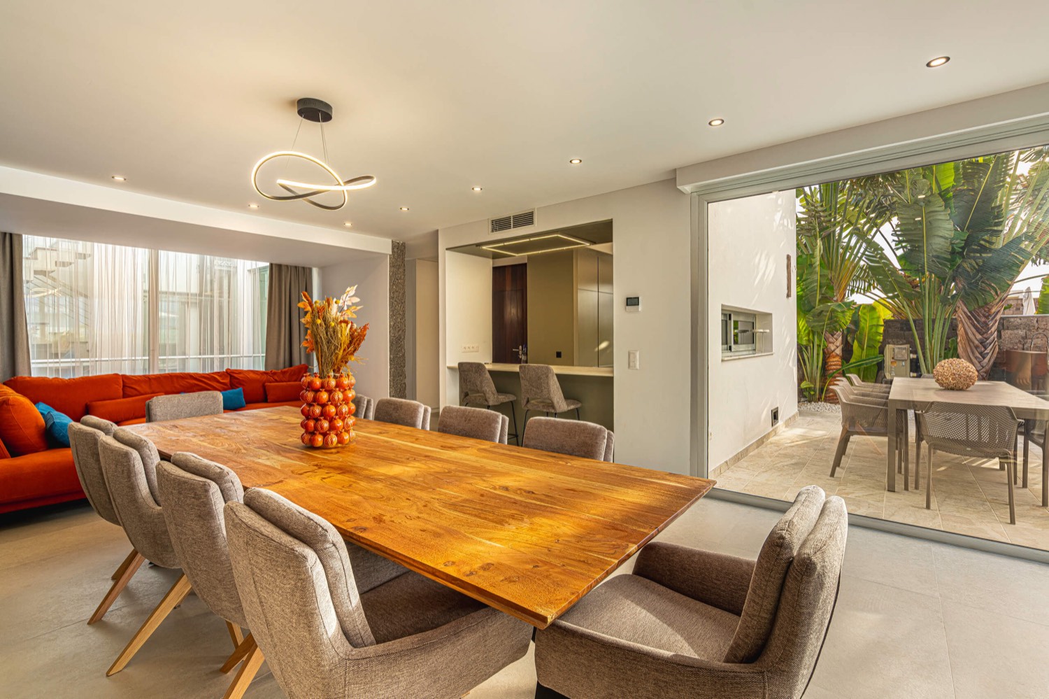 Salón y comedor diáfanos de Villa 32