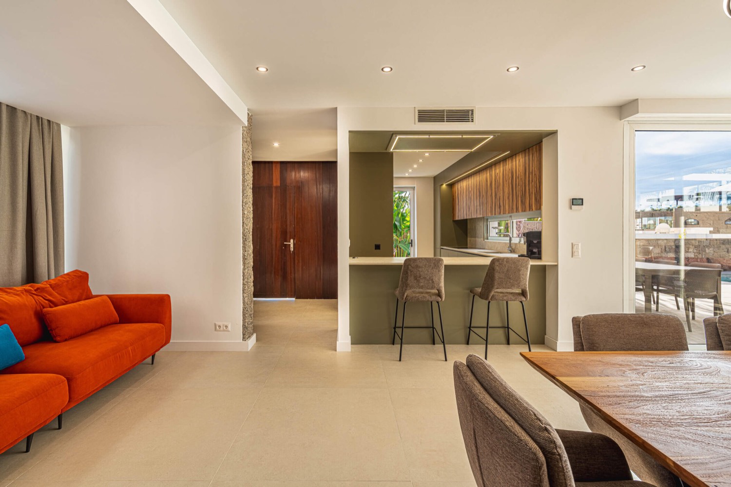 Salón y cocina de concepto abierto de Villa 32