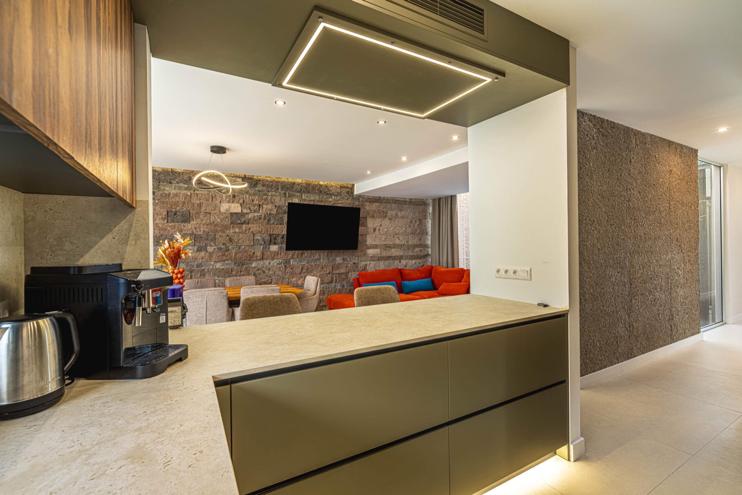 Salón y cocina de concepto abierto de Villa 32
